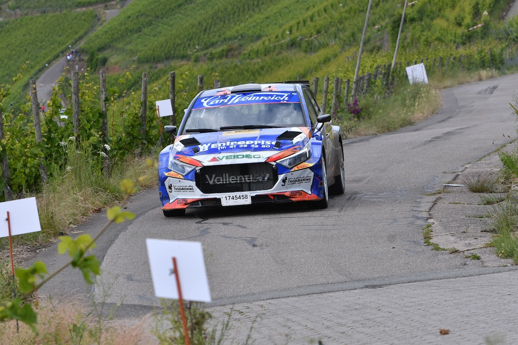 Hastighedsprøverne på de snoede og ujævne veje på de stejle bjergskråninger med myriader af vinstokke var både udfordrende og motiverende for Simon Vallentin og Karsten Isaksen i deres Hyundai i20N Rally2-bil.
(Foto: Morten Dam - autoMOTIV/specialpress)